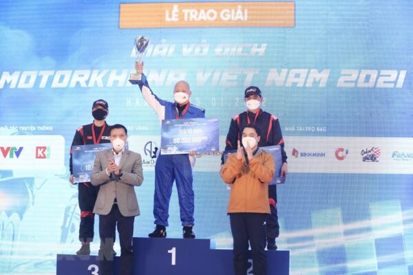 Ban tổ chức trao giải cho các tay đua đạt thứ hạng cao sau giải đua. (Nguồn ảnh: sovhtt.hanoi.gov.vn)